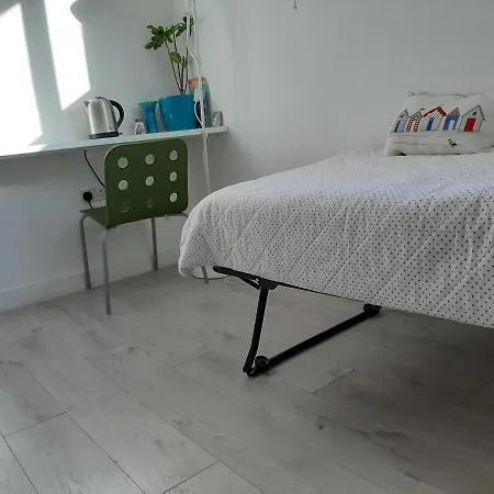 Triple Room Ensuite. Close To City Centre. Low Budget Temporary Accommodation *